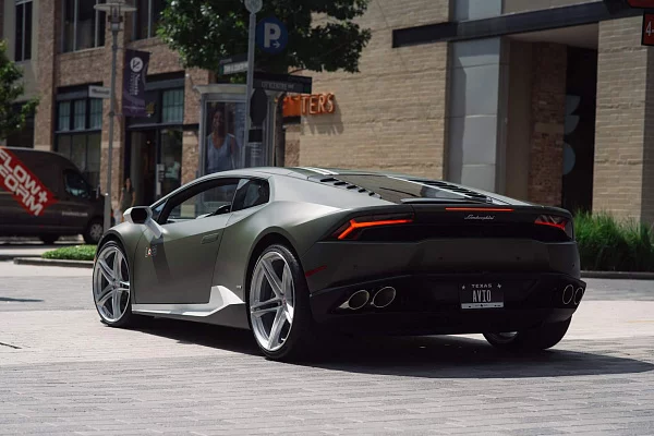 Фото дисков HRE P207 Сатиновый лак на Lamborghini Huracan