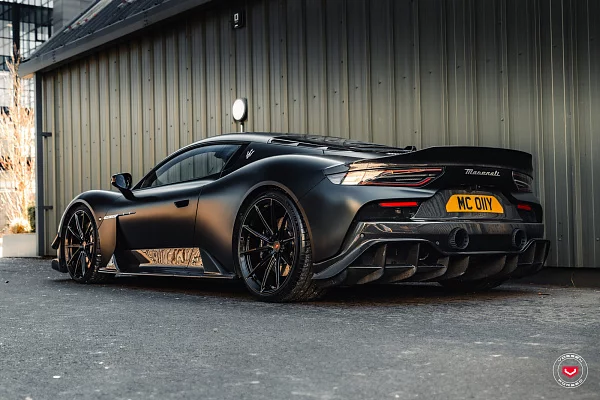 Фото дисков Vossen VPS-1 Черный глянец на Maserati MC20