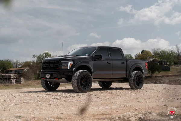 Фото дисков Vossen LCX-03 Черный глянец на GMC Sierra IV