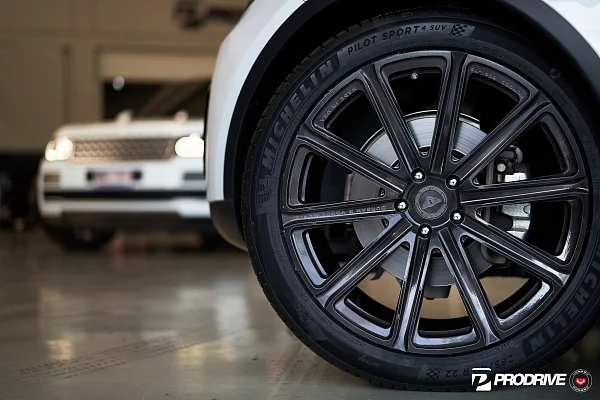 Фото дисков Vossen UV-2 Глянцевый темный лак на Land Rover Discovery V
