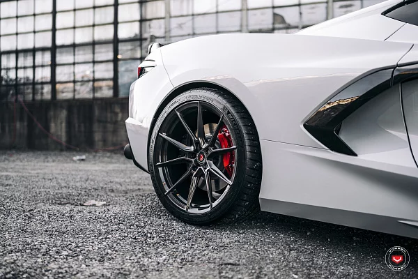 Фото дисков Vossen EVO-2 Глянцевый темный лак на Chevrolet Corvette C8