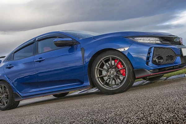 Фото дисков Bola FLB Глянцевый графит на Honda Civic Type R FK8