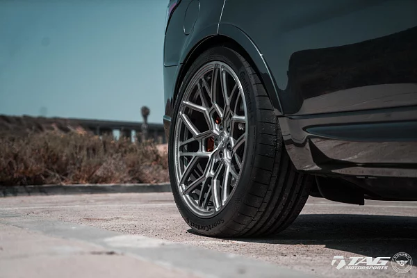 Фото дисков Vossen UV-1 Глянцевый темный лак на Range Rover Sport II