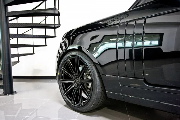Фото дисков Vossen UV-2 Черный глянец на Range Rover IV
