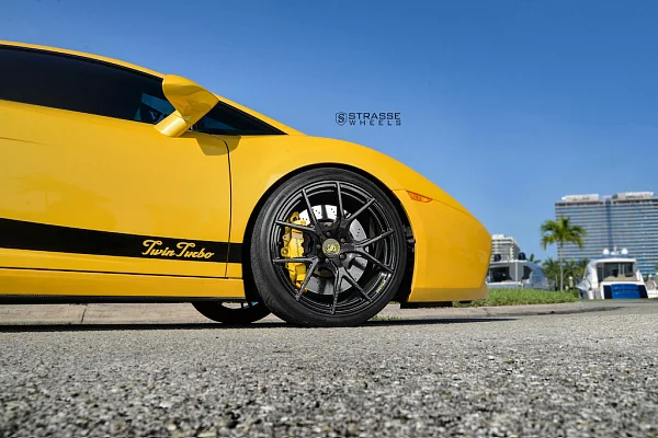 Фото дисков Strasse Wheels SM5R Deep Concave Monoblock Другой цвет на Lamborghini Gallardo