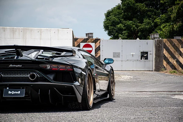 Фото дисков HRE 454 GTM Сатиновая шампань на Lamborghini Aventador