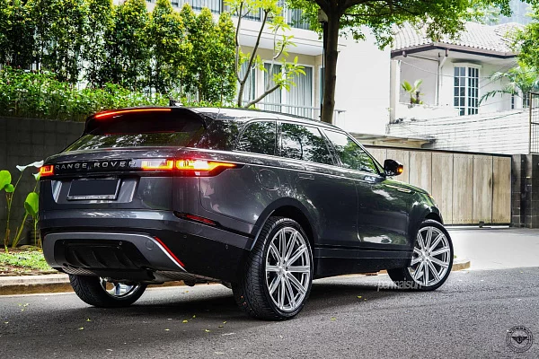 Фото дисков Vossen UV-2 Глянцевый лак на Land Rover Range Rover Velar