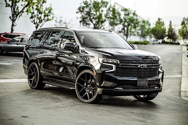 Фото дисков Giovanna Haleb Черный глянец на Chevrolet Tahoe V