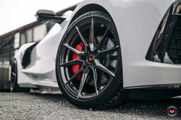 Фото дисков Vossen EVO-2 Глянцевый темный лак на Chevrolet Corvette C8
