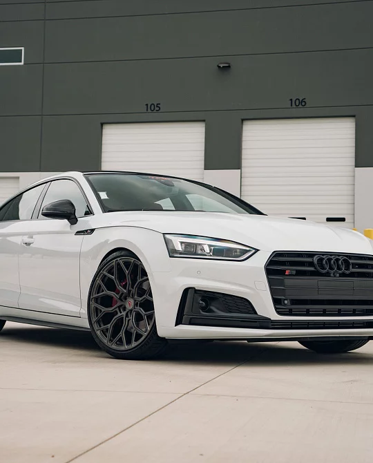 Фото дисков S17-01 Глянцевый темный лак на Audi A/S/RS 5 (F5)