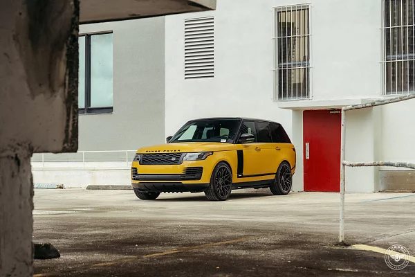 Фото дисков Vossen UV-1 Черный глянец на Range Rover IV