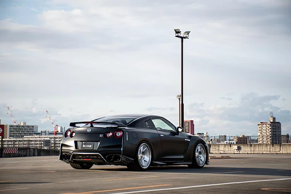 Фото дисков HRE 555 GTM Глянцевый лак на Nissan GT-R
