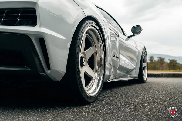 Фото дисков Vossen GEN-01 (3-Piece) Сатиновый лак на Chevrolet Corvette C8