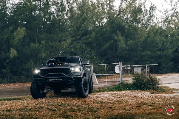 Фото дисков Vossen VFX-02T Черный глянец на Ram 1500 V