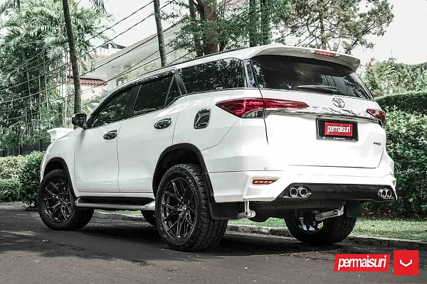 Фото дисков Vossen HF6-4 Черный глянец на Toyota Fortuner II