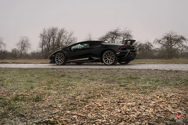 Фото дисков Vossen S17-01 Глянцевое темное золото на Lamborghini Huracan