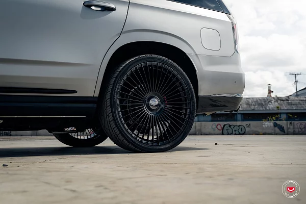 Фото дисков Vossen S17-16 Черный глянец на Cadillac Escalade V
