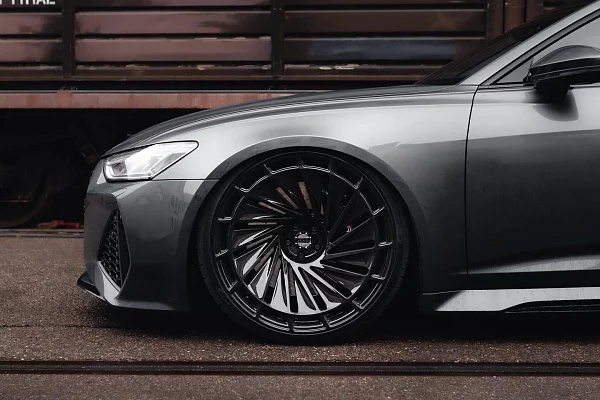 Фото дисков Radi8 R807 Черный глянец на Audi A/RS 6 (C8)
