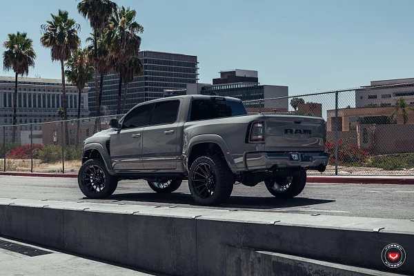 Фото дисков Vossen VFX-01 Черный глянец на Ram 1500 V
