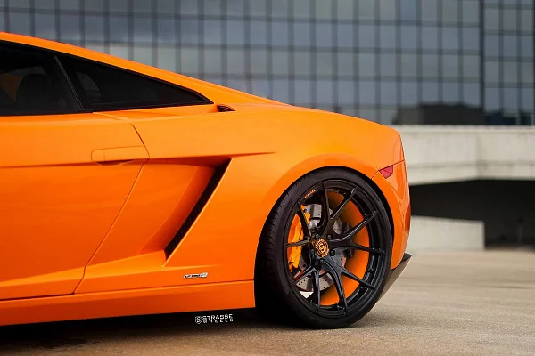Фото дисков Strasse Wheels SM5R Deep Concave Monoblock Другой цвет на Lamborghini Gallardo