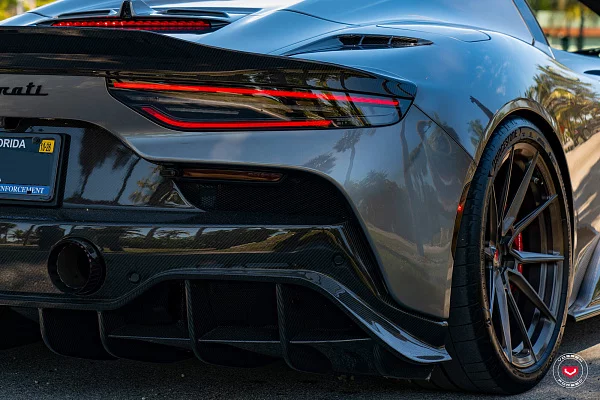 Фото дисков Vossen EVO-2 Глянцевый темный лак на Maserati MC20