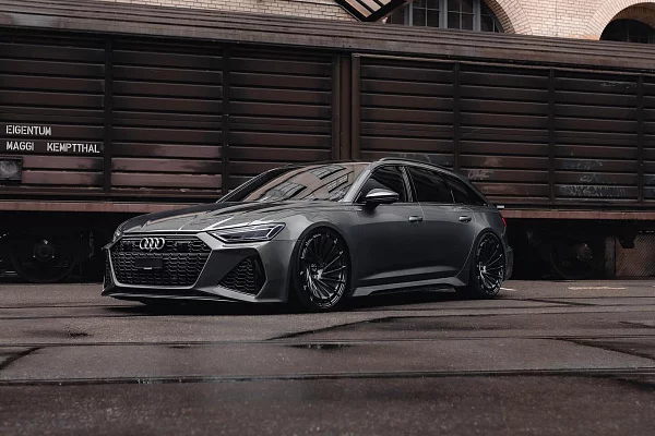 Фото дисков Radi8 R807 Черный глянец на Audi A/RS 6 (C8)