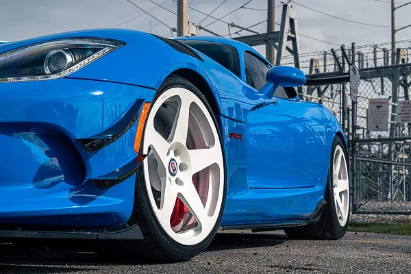 Фото дисков HRE 305M Белый глянец на Dodge Viper