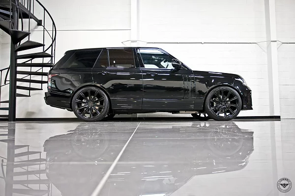 Фото дисков Vossen UV-2 Черный глянец на Range Rover IV