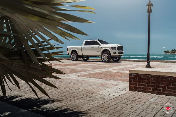 Фото дисков Vossen VFX-03 Черный глянец на Ram 1500 V