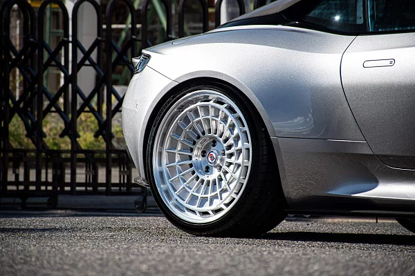 Фото дисков HRE 515 GTM Глянцевый лак на Aston Martin DB12