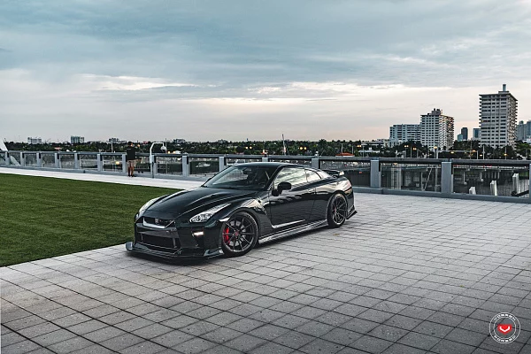 Фото дисков Vossen EVO-2R Глянцевый темный лак на Nissan GT-R