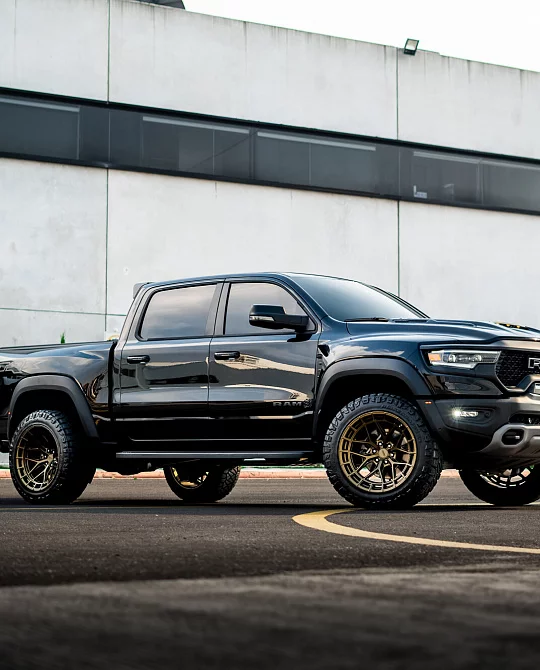 Фото дисков HFX-1 (6-Lug) Сатиновое темное золото на Ram 1500 V
