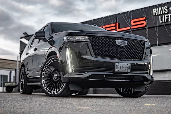 Фото дисков Giovanna Kapletta Черный глянец на Cadillac Escalade V