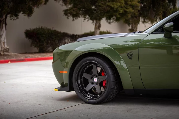Фото дисков HRE C105 Черный сатин на Dodge Challenger III