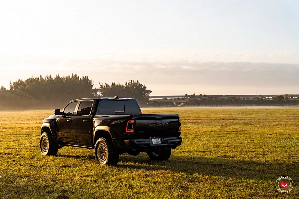 Фото дисков Vossen LC3-01T Глянцевая шампань на Ram 1500 V
