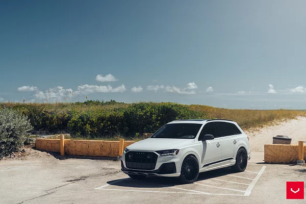 Фото дисков Vossen HF-8 Черный глянец на Audi Q7 (4M)