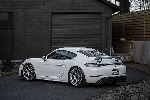 Фото дисков Rotiform TUF Серебро на Porsche Cayman III