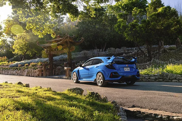 Фото дисков Motegi Racing MR159 BATTLE V Белый глянец на Honda Civic Type R FK8