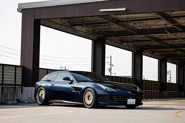 Фото дисков HRE 935M Сатиновый графит на Ferrari FF