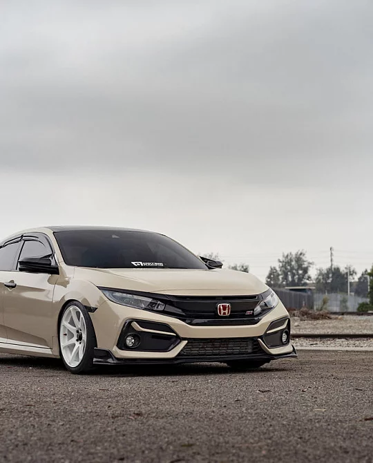 Фото дисков MR154 BATTLE Белый глянец на Honda Civic Type R FK8