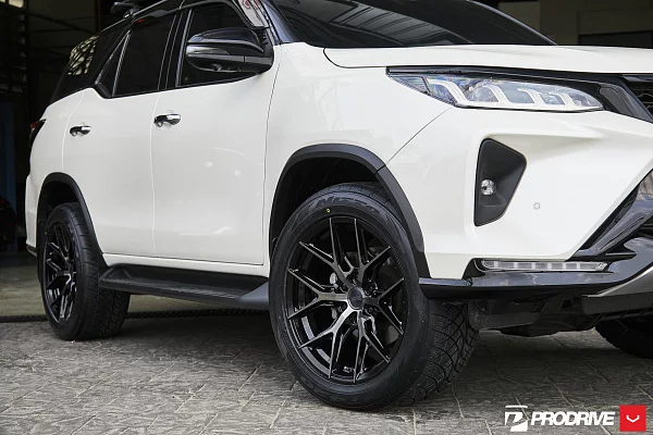 Фото дисков Vossen HF6-4 Глянцевый темный лак на Toyota Fortuner II