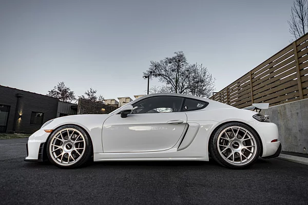 Фото дисков Rotiform TUF Серебро на Porsche Cayman III