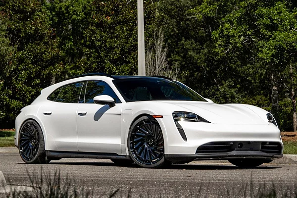 Фото дисков Radi8 R807 Черный глянец на Porsche Taycan I