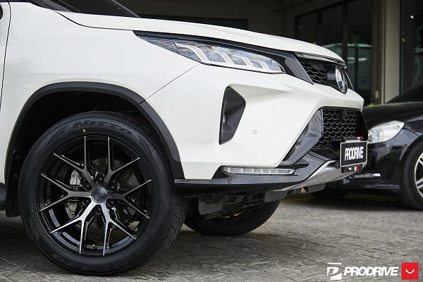 Фото дисков Vossen HF6-4 Глянцевый темный лак на Toyota Fortuner II