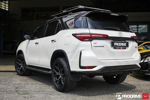 Фото дисков Vossen HF6-4 Глянцевый темный лак на Toyota Fortuner II