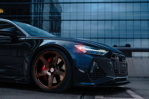 Фото дисков HRE 305M Глянцевая бронза на Audi A/RS 6 (C8)