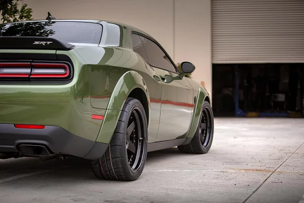 Фото дисков HRE C105 Черный сатин на Dodge Challenger III