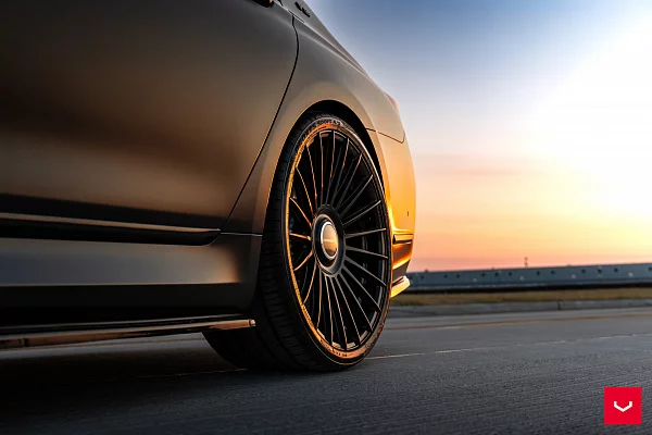 Фото дисков Vossen HF-8 Черный глянец на BMW 7 (G70)