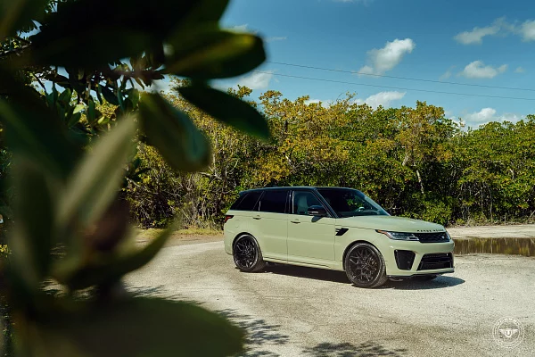 Фото дисков Vossen UV-1 Черный глянец на Range Rover Sport II