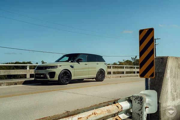 Фото дисков Vossen UV-1 Черный глянец на Range Rover Sport II